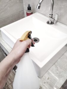 Borrifando água sanitária nas superfícies